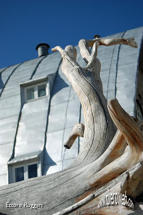 11 - la fontana al rifugio che ricorda il '' re  cacciatore ''.JPG